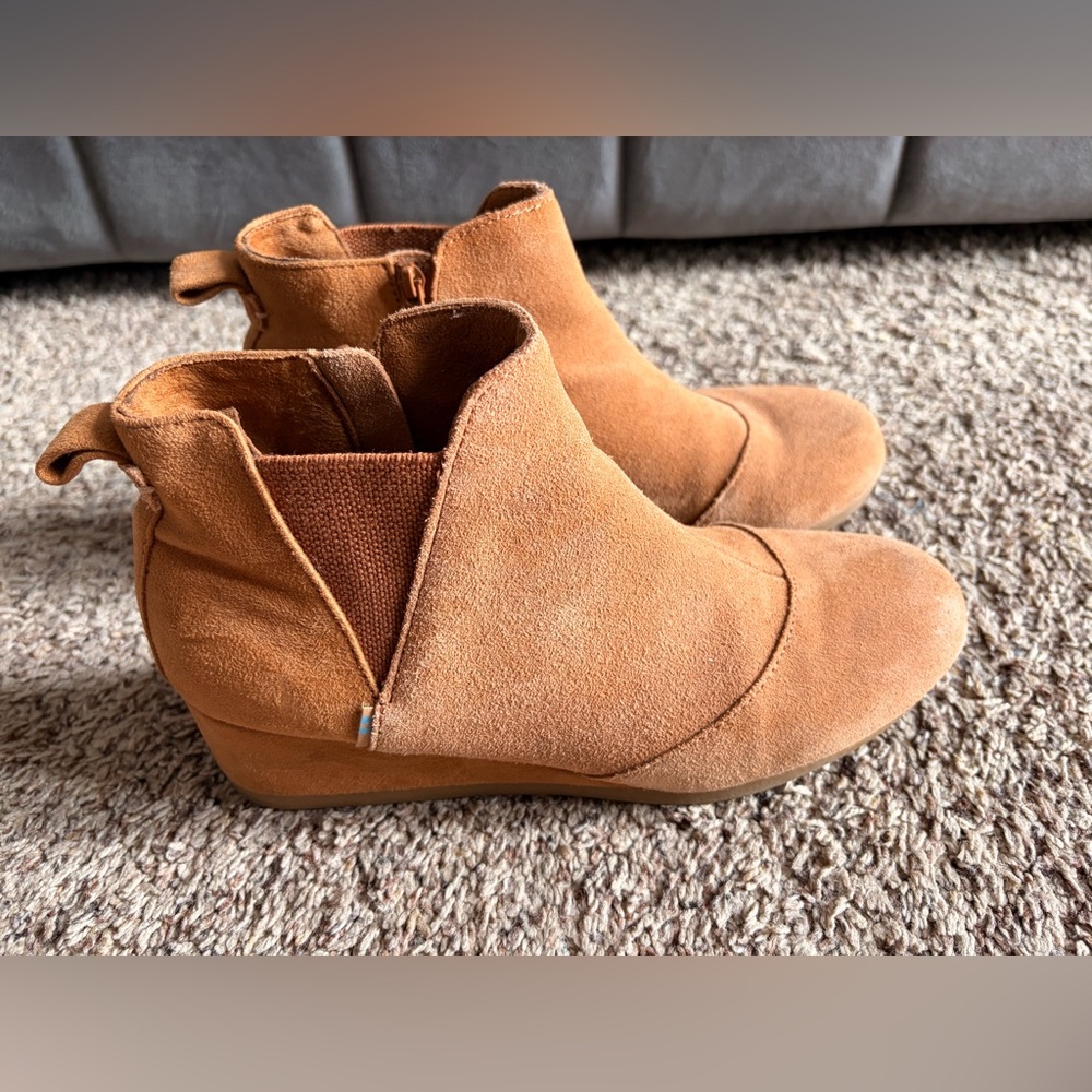 TOMS Youth Carmel Brown Suede Kelsey Booties Women Size 7.5 or Girl 5.5